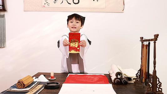 国学儿童拿红包送新年祝福语视频的预览图