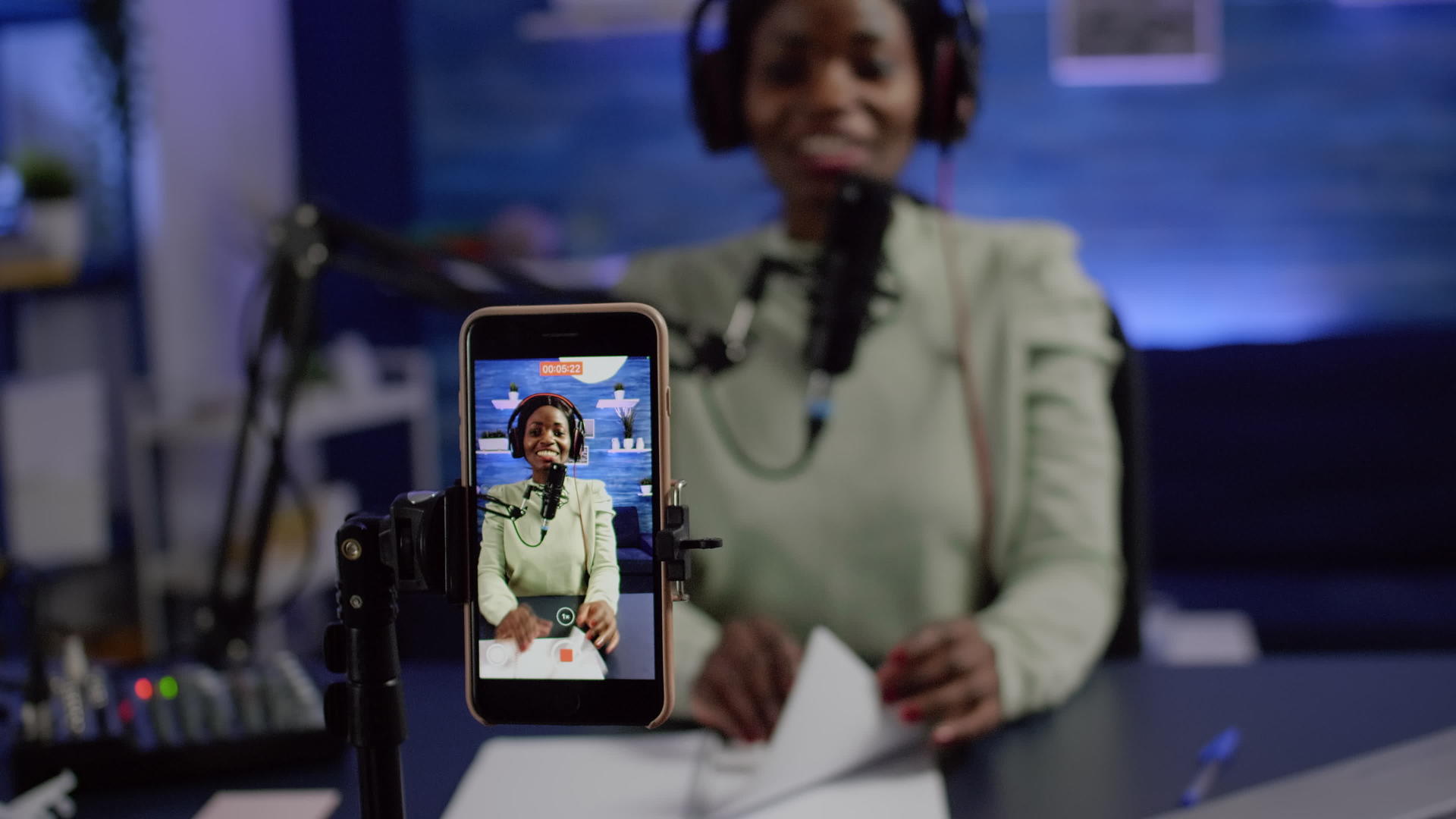 非洲博客专注于智能手机拍摄非洲博客女性聊天视频的预览图