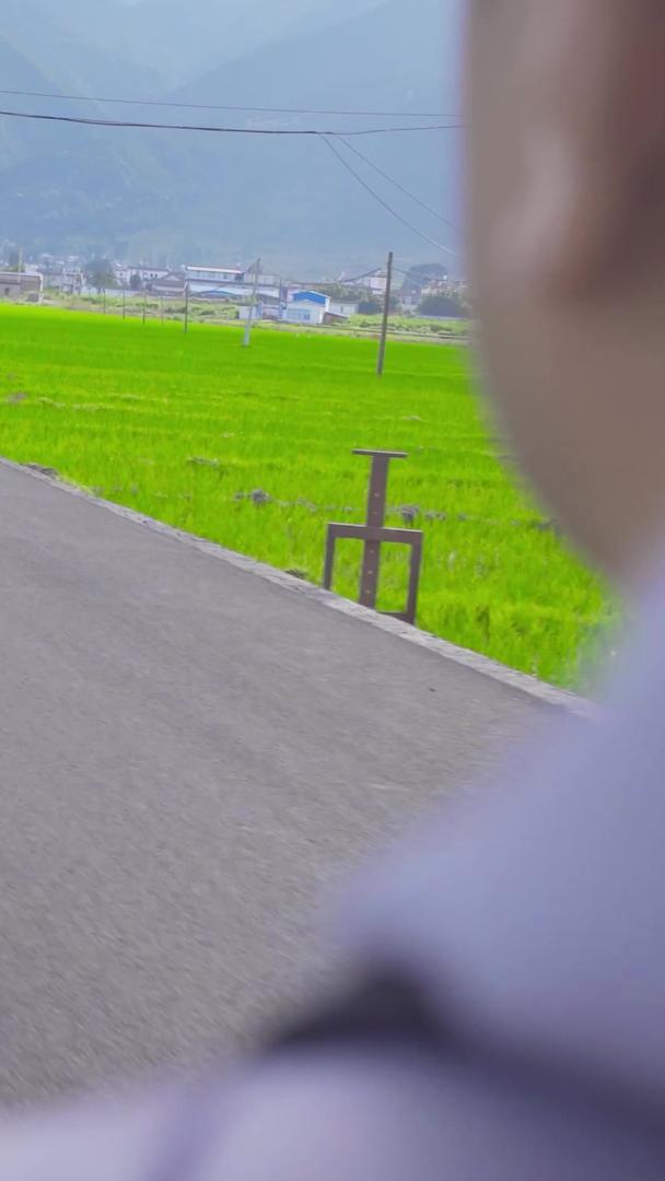 电动汽车穿梭于山野田野视频的预览图