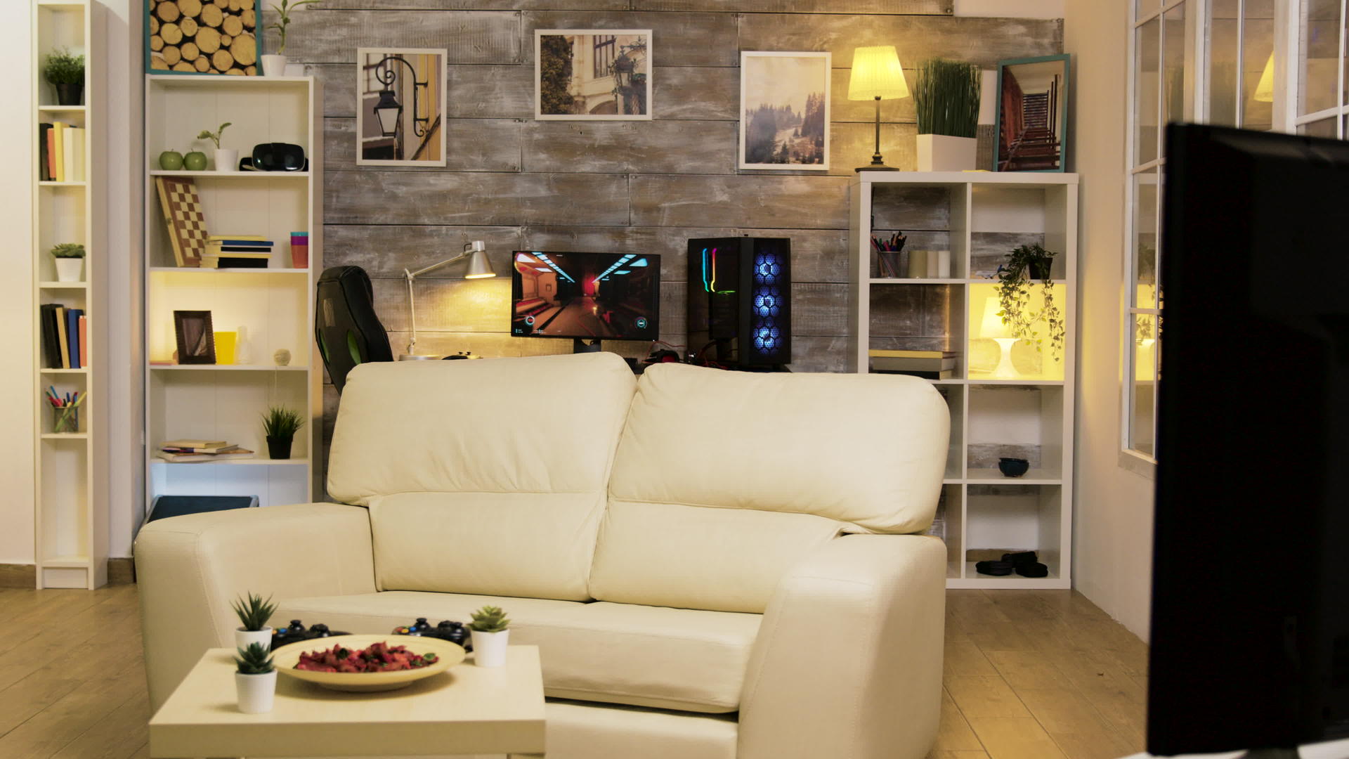 房间中间有沙发和游戏电脑视频的预览图