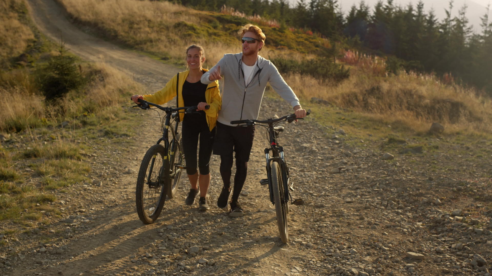 男人和女人骑自行车在路上视频的预览图