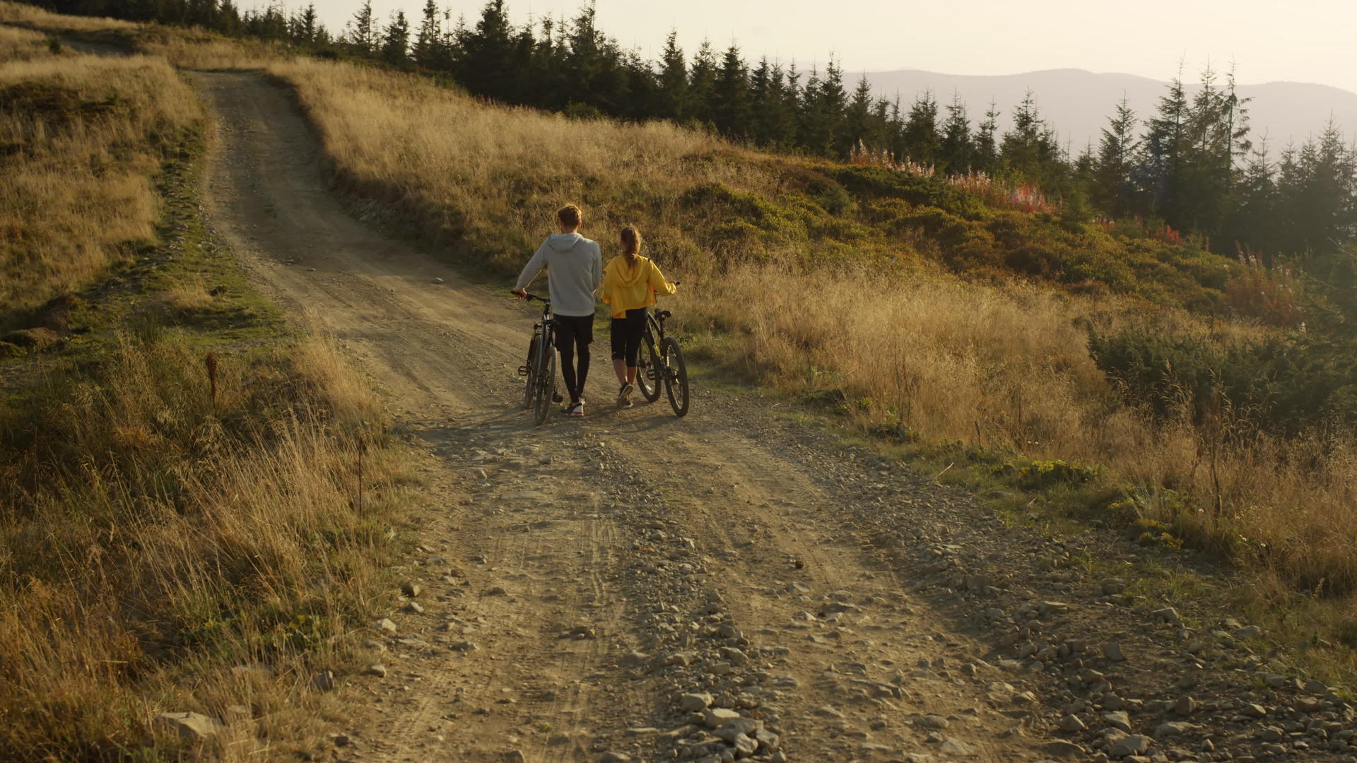 男人和女人在路上骑自行车视频的预览图
