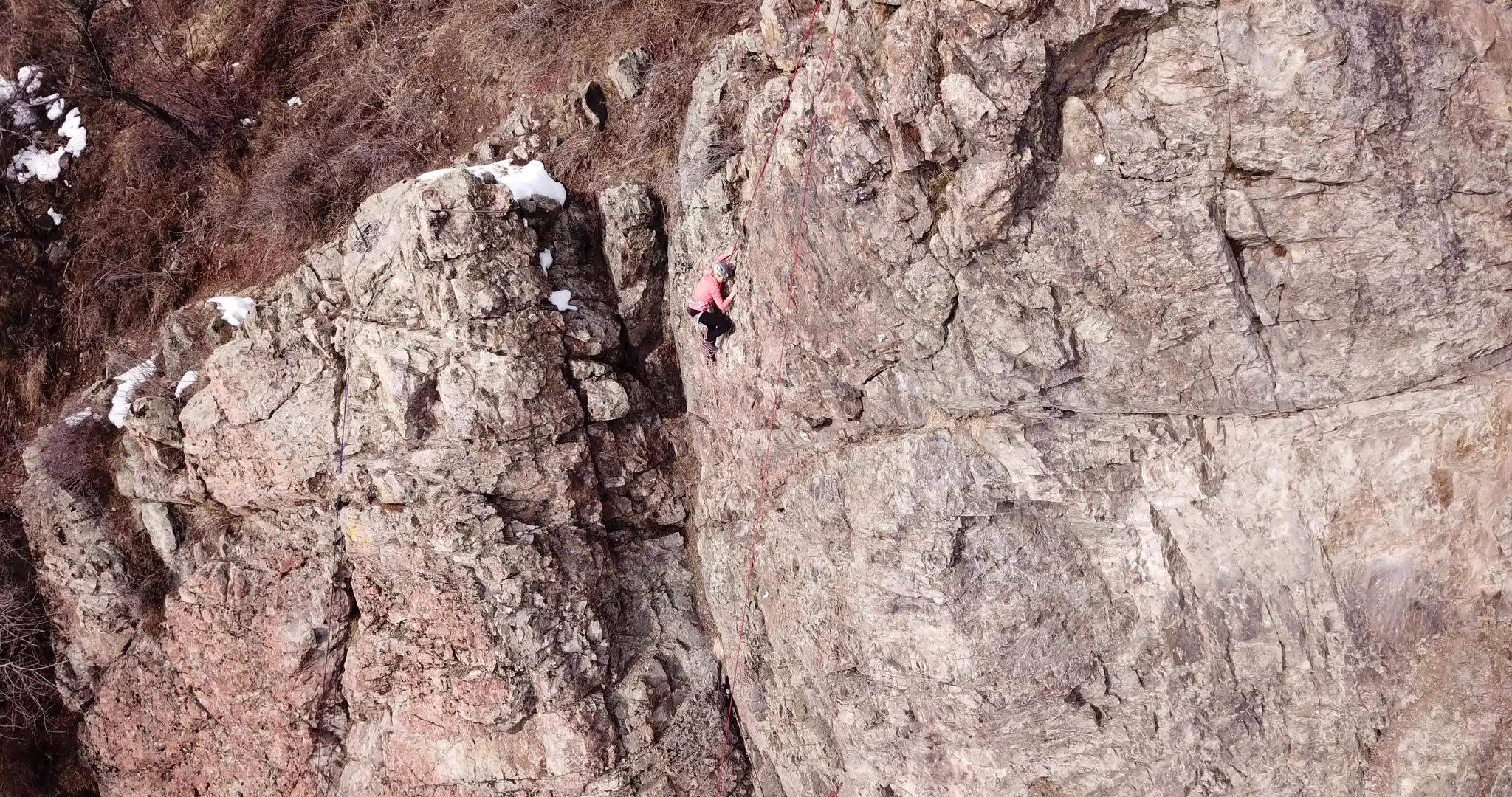 一群人在从事攀岩活动视频的预览图