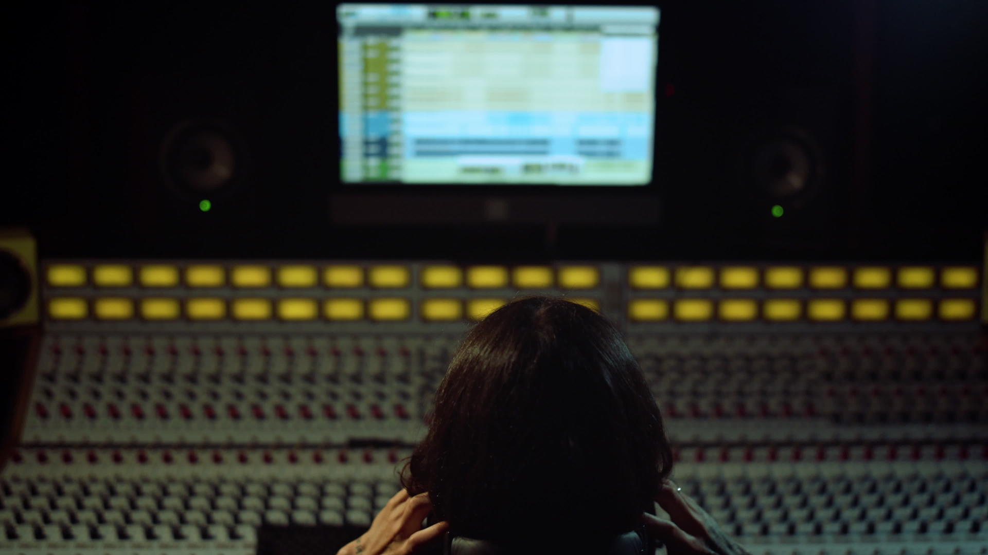 在室内听音乐的音乐家声音制作人在录音室工作视频的预览图