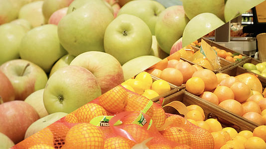 水果店苹果橙子水果合集视频的预览图