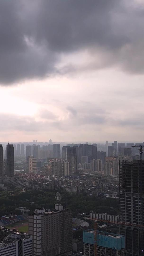 太阳、太阳、太阳、太阳、天空、天际线素材笼罩在航拍风景城市的乌云下视频的预览图