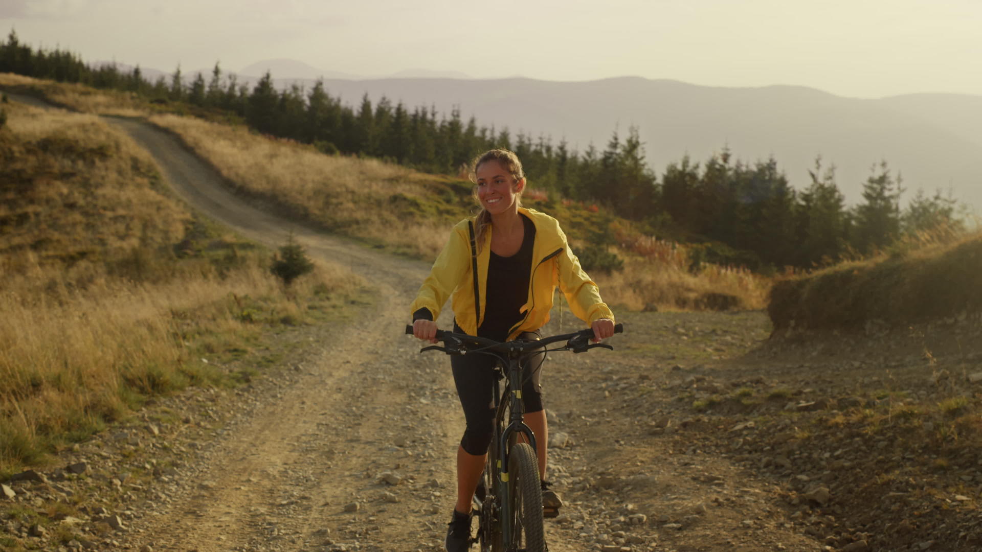 女人在路上骑自行车视频的预览图