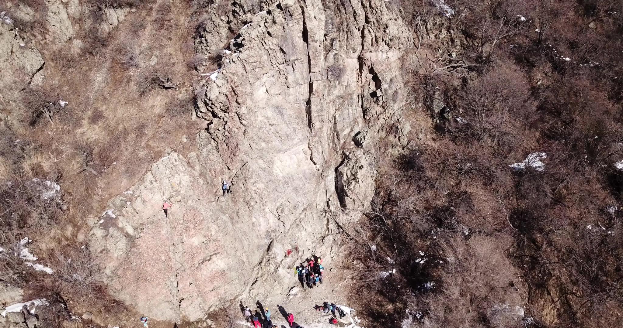 一群人在从事攀岩活动视频的预览图