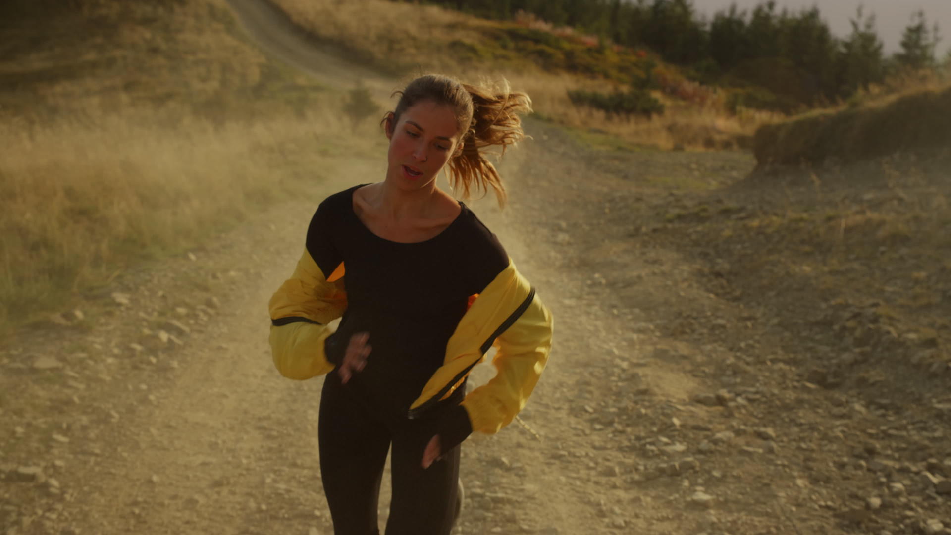 穿着运动服的女孩在山上跑来跑去视频的预览图