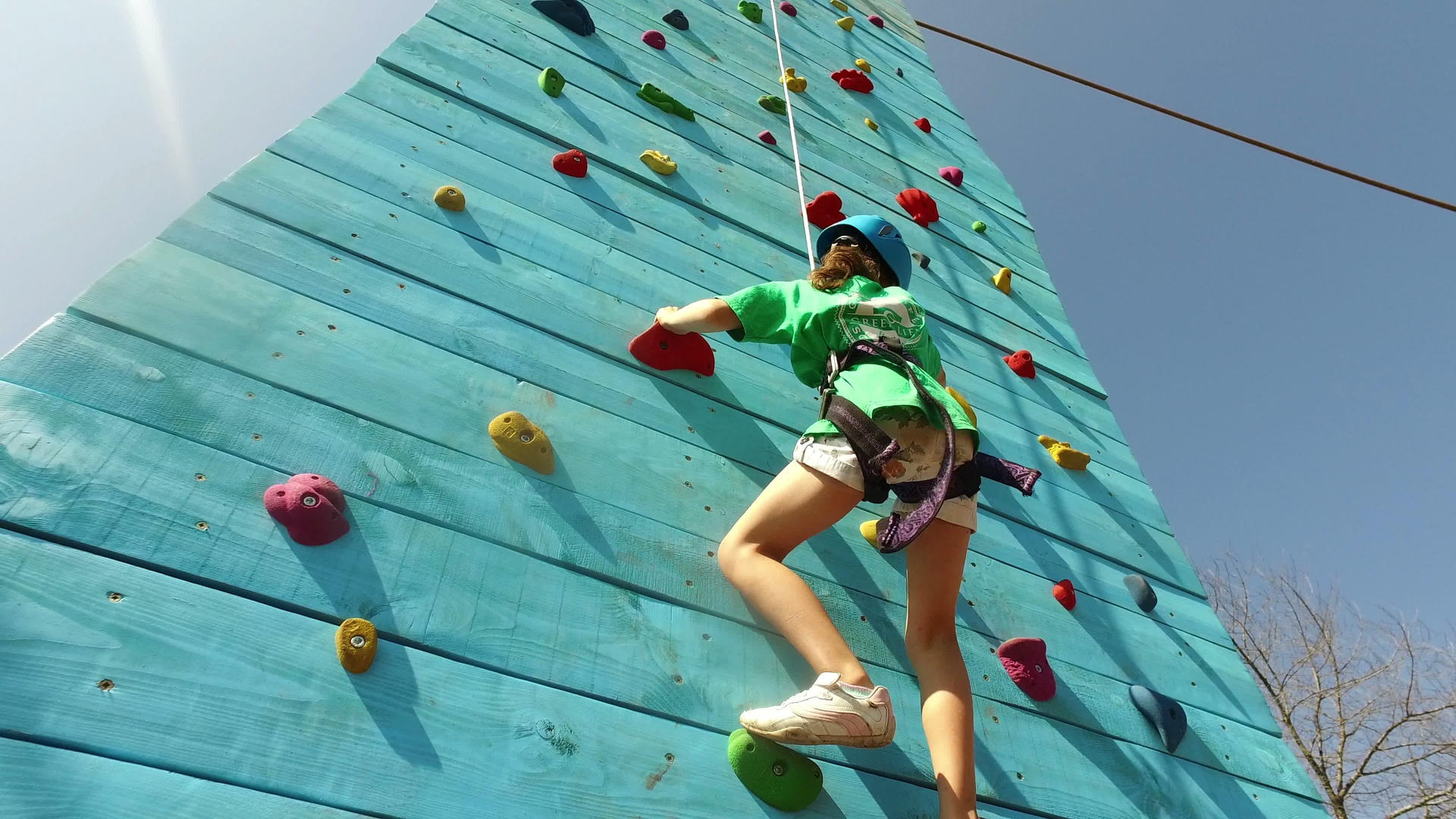 2016年一个小女孩爬上山墙爬上高墙视频的预览图