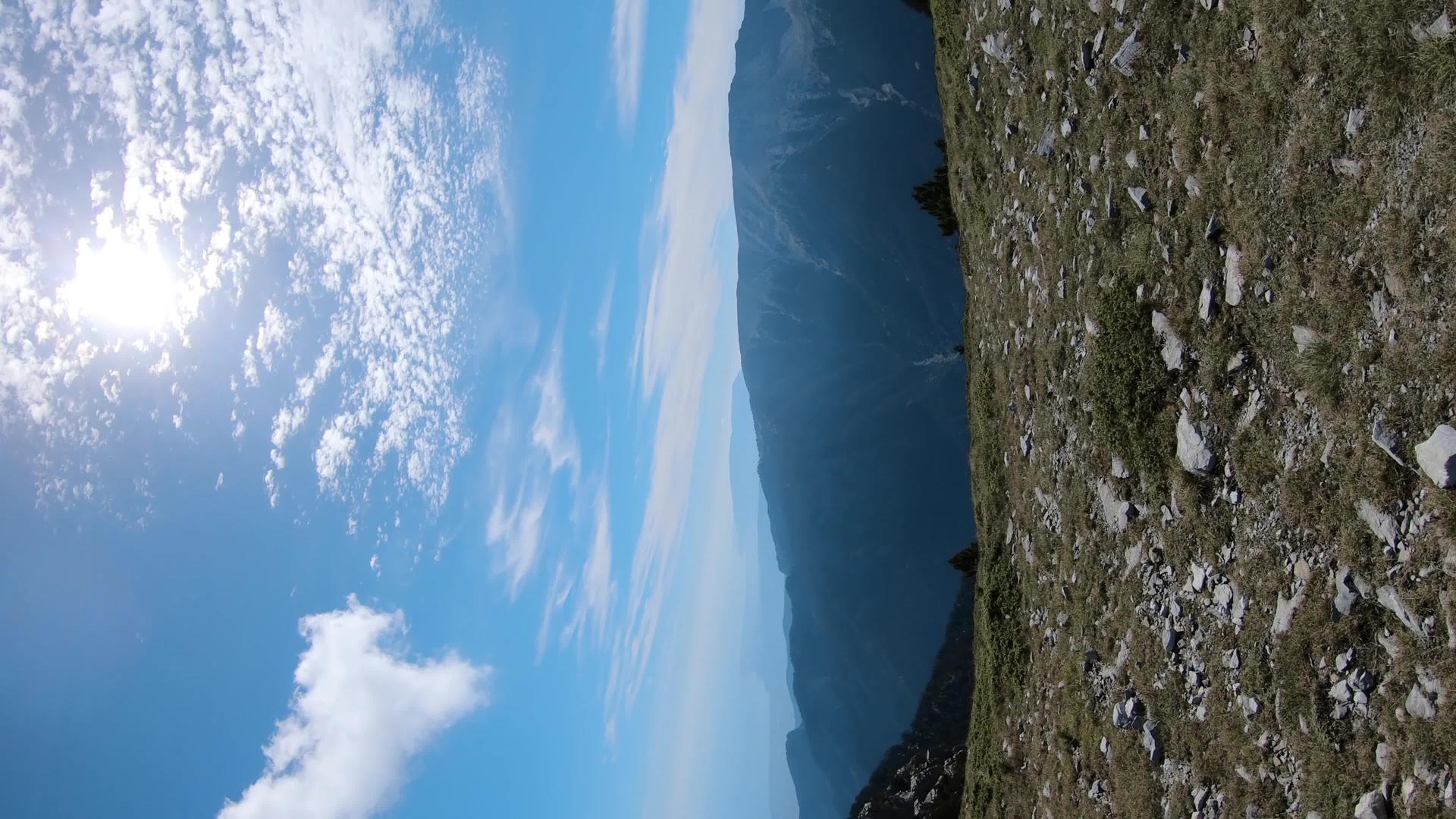 夏季奥林匹斯山脉全天垂直取向视频的预览图