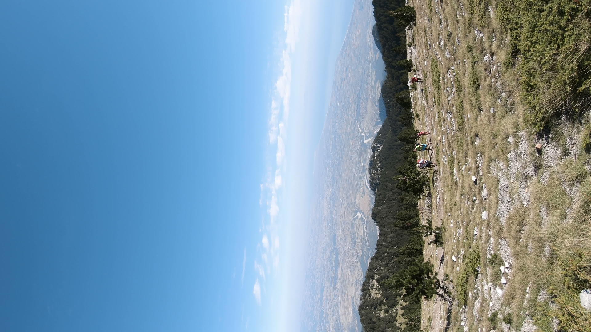 夏季奥林匹斯山脉全天垂直取向视频的预览图