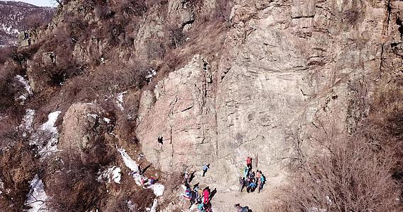 一群人从事攀岩活动视频的预览图