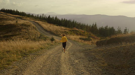 女运动员在山路上奔跑视频的预览图