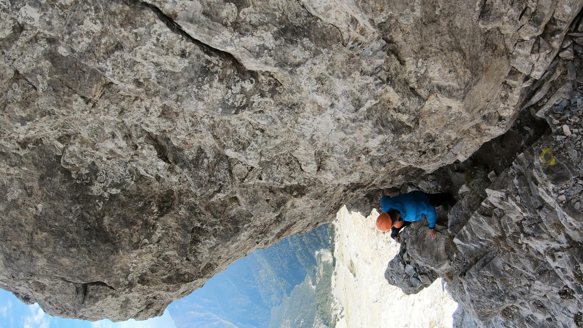 登山者从第一个角度攀登Mytikas希腊的岩石峰顶视频的预览图