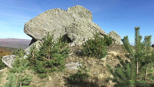 巨大的石头和岩石像电影一样稳定地移动在山上视频的预览图