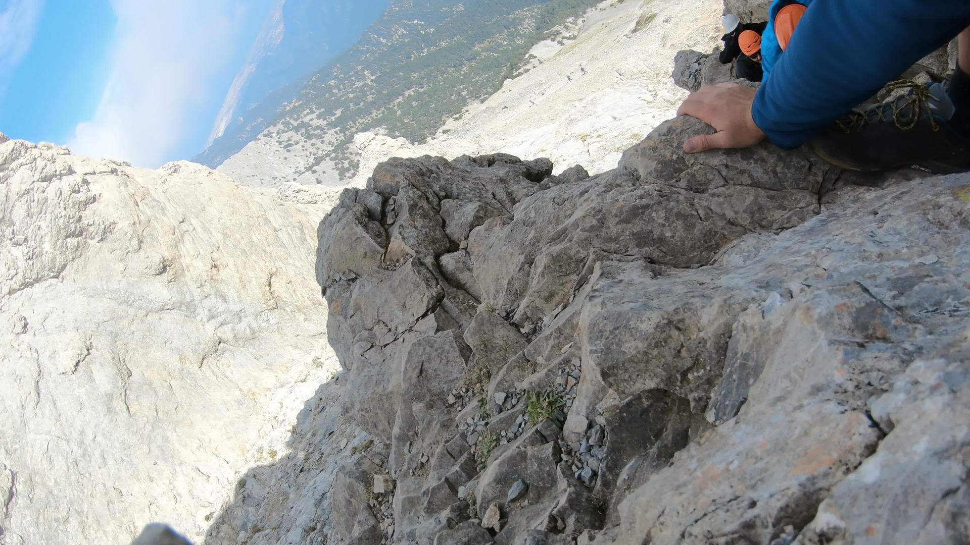 登山者从第一个角度攀登Mytikas希腊的岩石峰顶视频的预览图