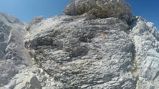 从第一个角度来看登山者爬上了朱廉雅阿尔卑斯山的三重山脉视频的预览图