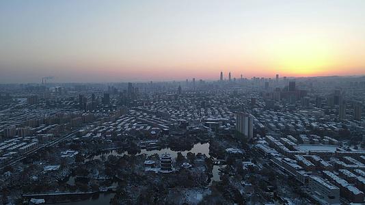 航拍冬天城市雪景清晨日出彩霞视频的预览图