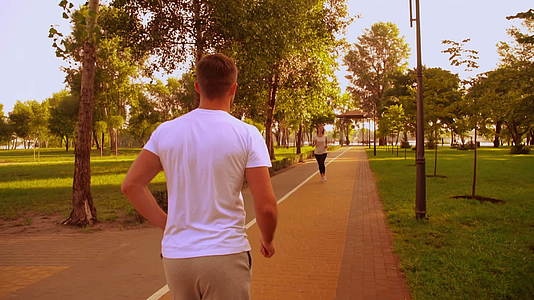 在城市公园里跑步的运动员视频的预览图