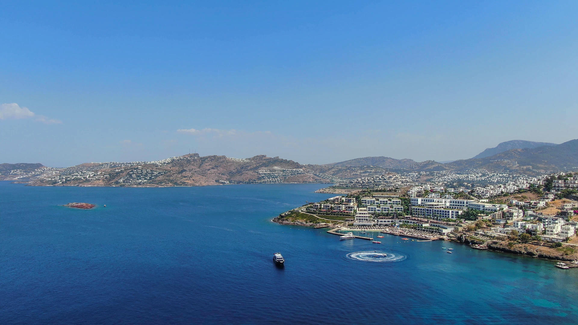 无人机航拍蓝色地中海实拍视频视频的预览图
