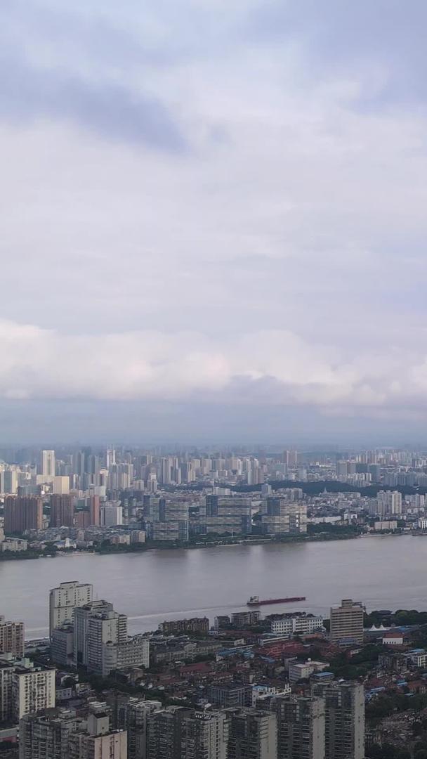 航拍风景城市碧空如洗蓝天白云下的长江江景桥梁城市风景素材视频的预览图