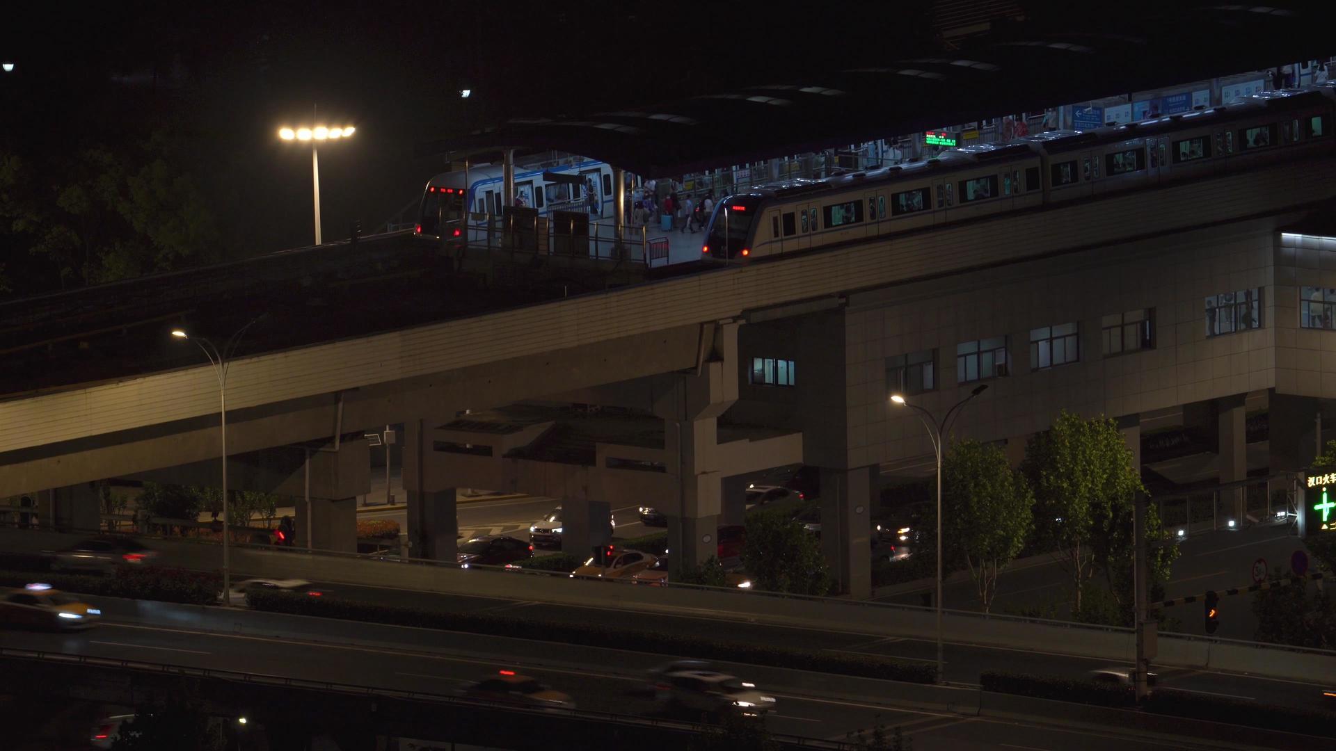 4K城市夜晚交通轻轨站台和立交桥车流视频素材视频的预览图