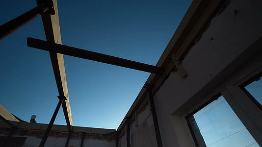 天花板支撑结构元素和木梁混凝土板模板施工概念视频的预览图