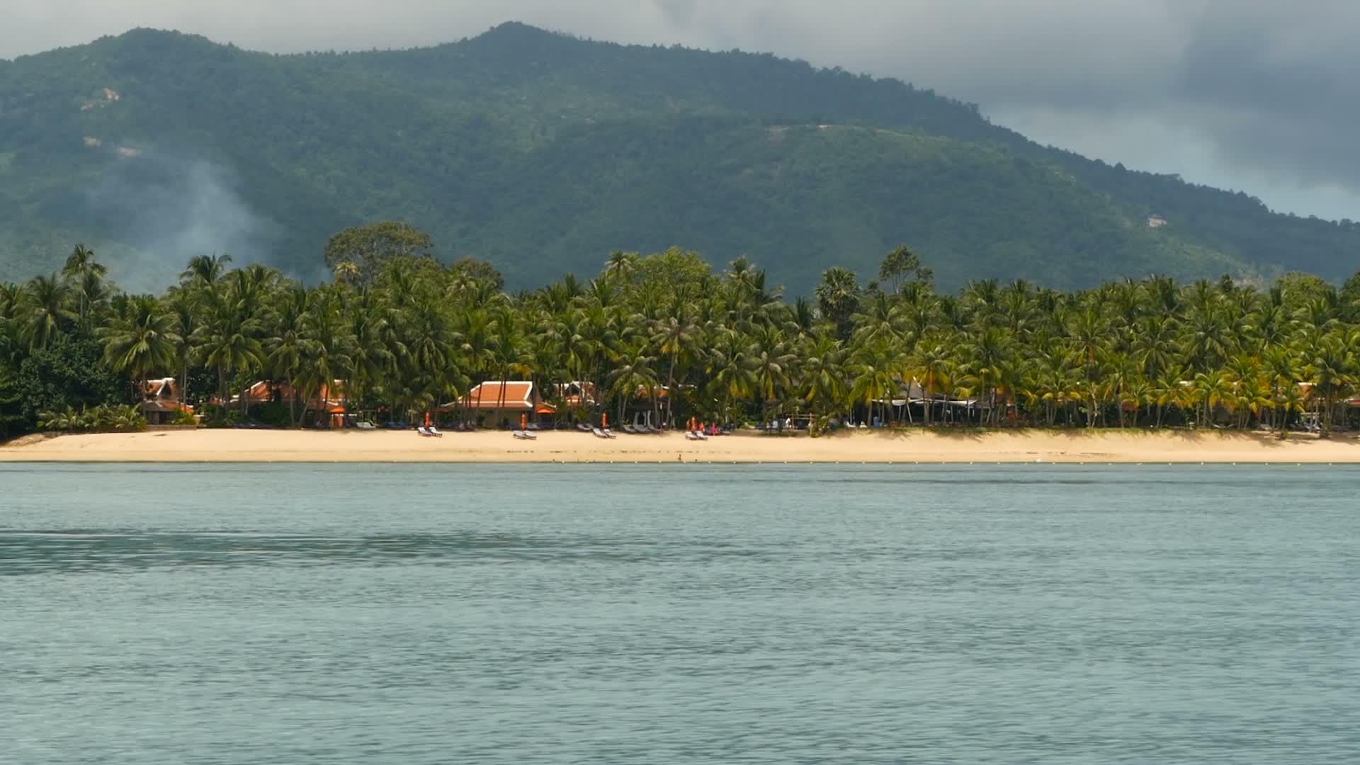 泰国海滩岸边的小型传统泰国小屋和平静的海洋视频的预览图