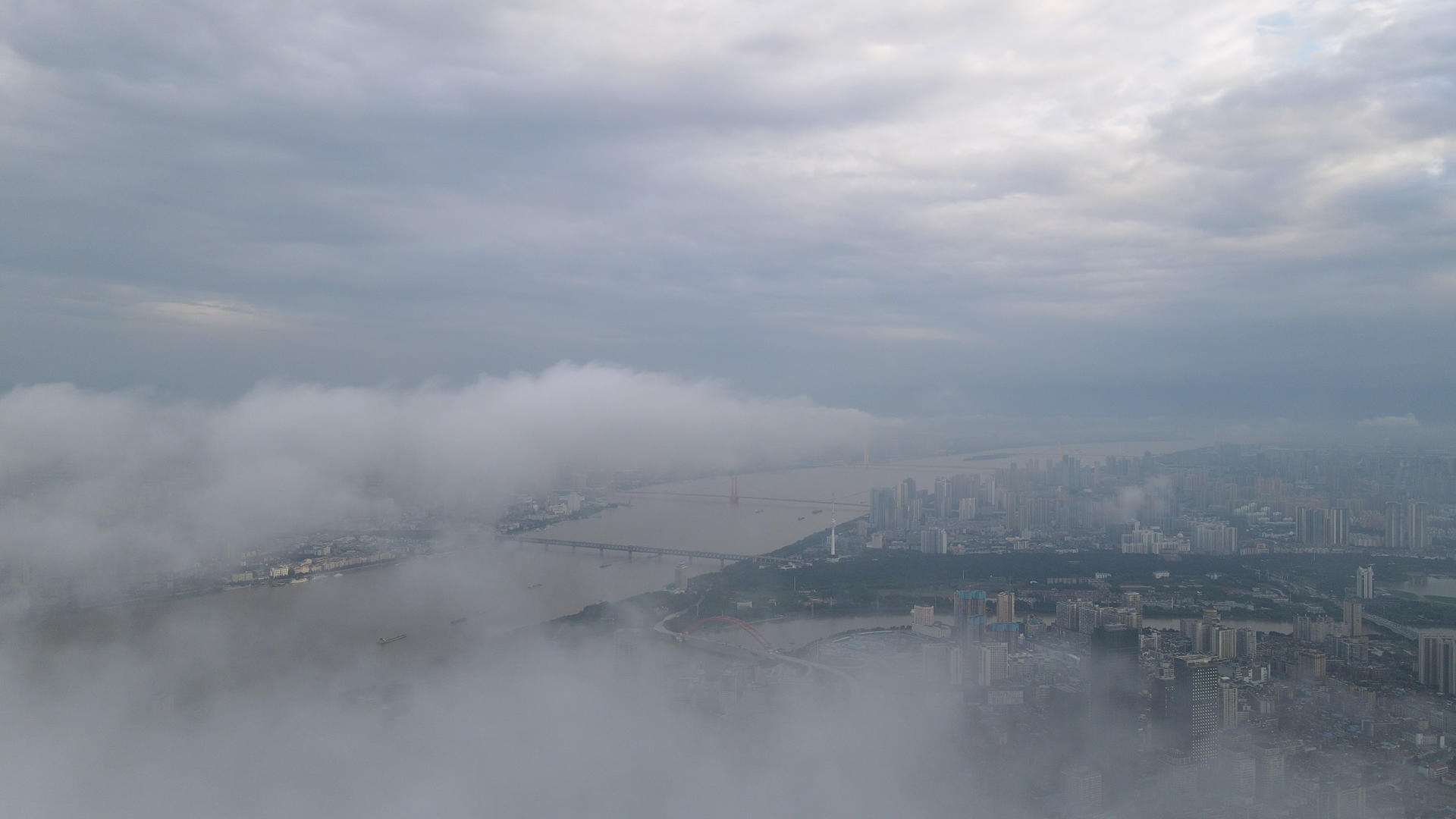 航拍风光城市流动的白云天空上俯瞰长江江景道路桥梁城市高空穿云素材视频的预览图