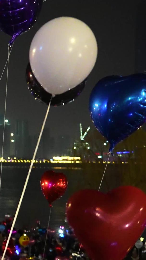 城市跨年节日晚上放飞气球庆祝活动现场人群素材视频的预览图