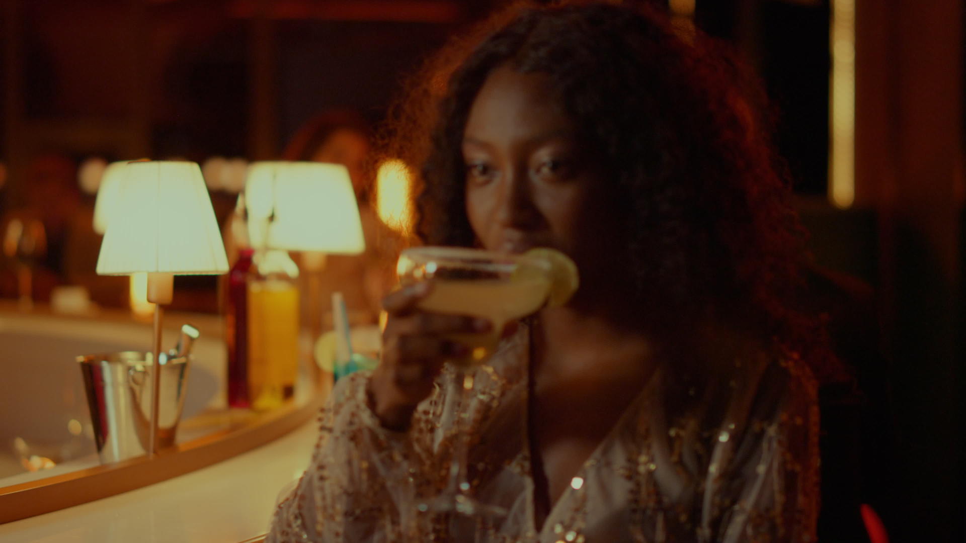 在夜总会喝鸡尾酒的非裔美国妇女两个人在酒吧休息视频的预览图