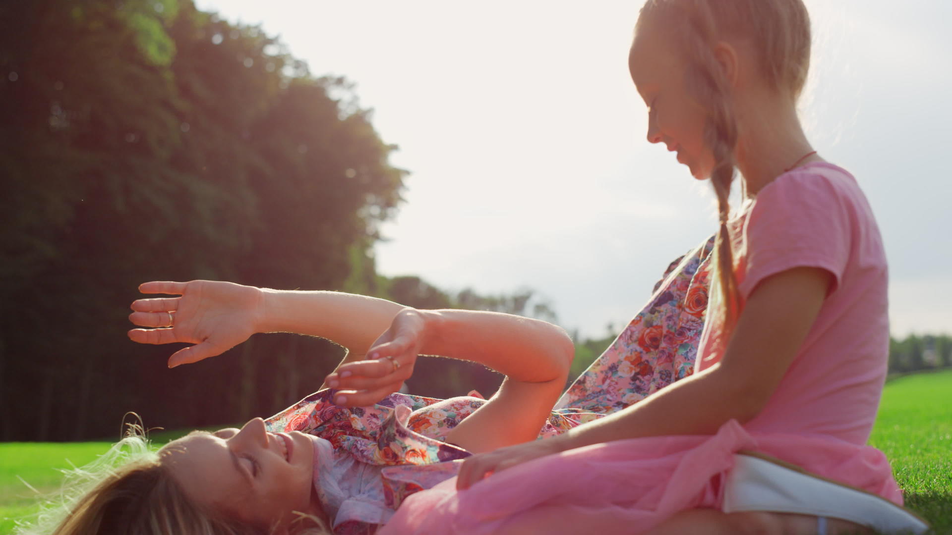 快乐的女孩在草地上玩耍可爱的家庭在城市公园里玩得很开心视频的预览图