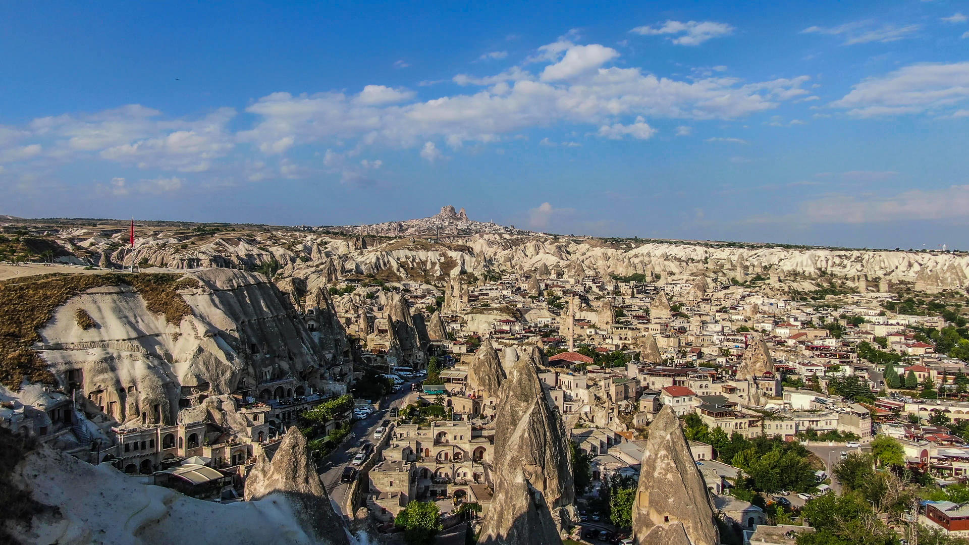 无人机航拍土耳其著名热气球旅游胜地卡帕多西亚格莱梅小镇视频的预览图