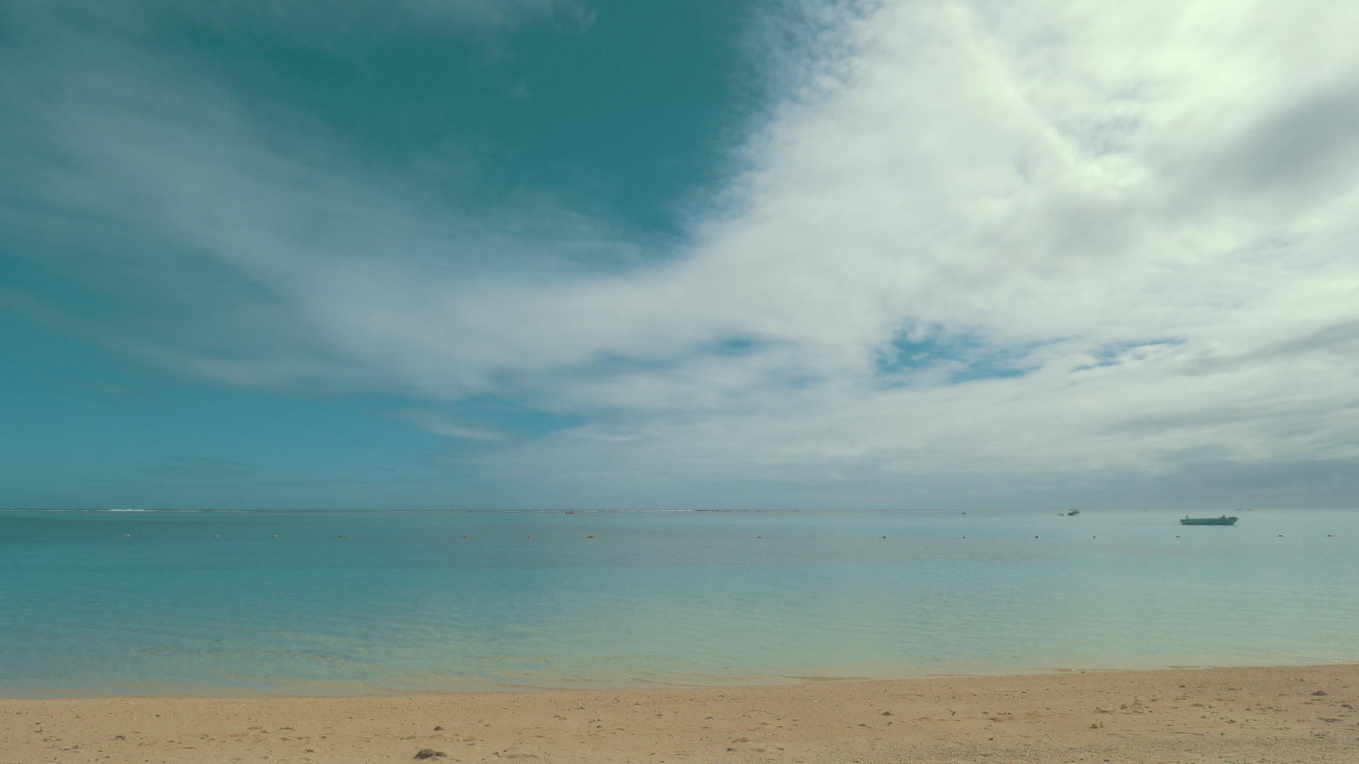 清蓝的水和柔软的沙子视频的预览图