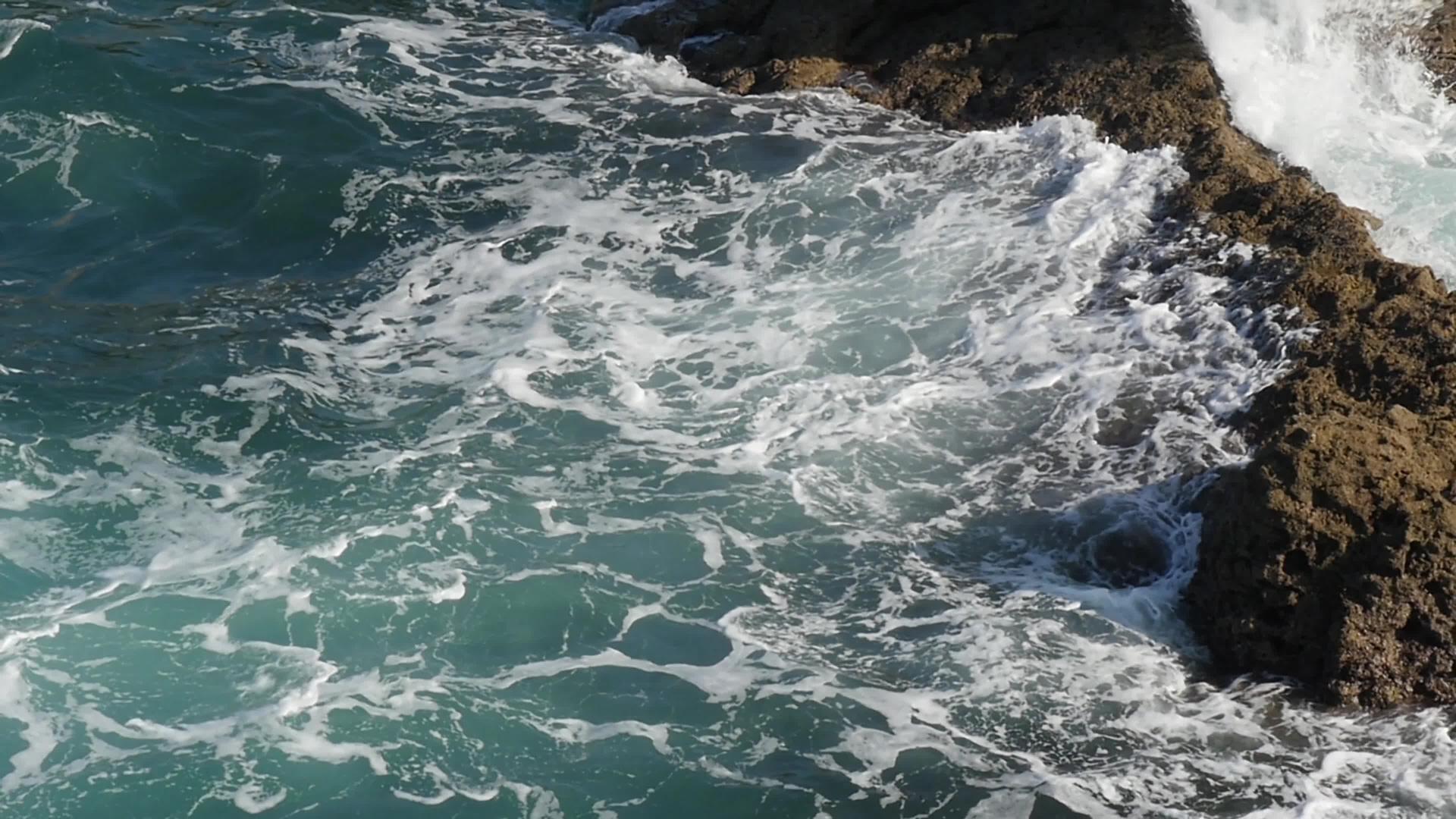 小浪溅在岩石上视频的预览图