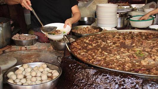 街头食品供应商销售传统的泰国牛肉炖牛肉视频的预览图