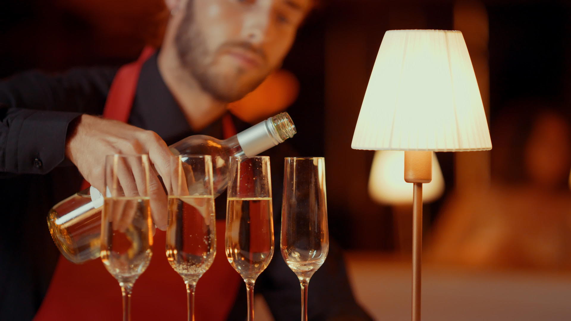 专门为餐厅里的人准备酒精人倒香槟视频的预览图