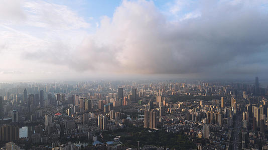 航拍风光城市蓝天白云高空俯瞰城市天际线金融中心建筑道路素材视频的预览图