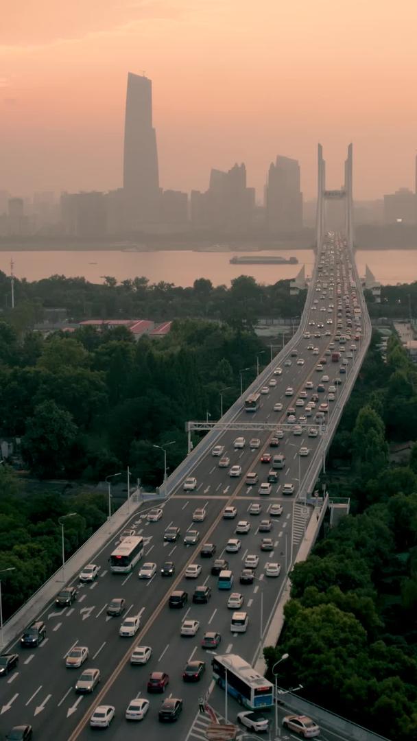 武汉长江二桥交通和城市风光在5K航拍日落时刻视频的预览图