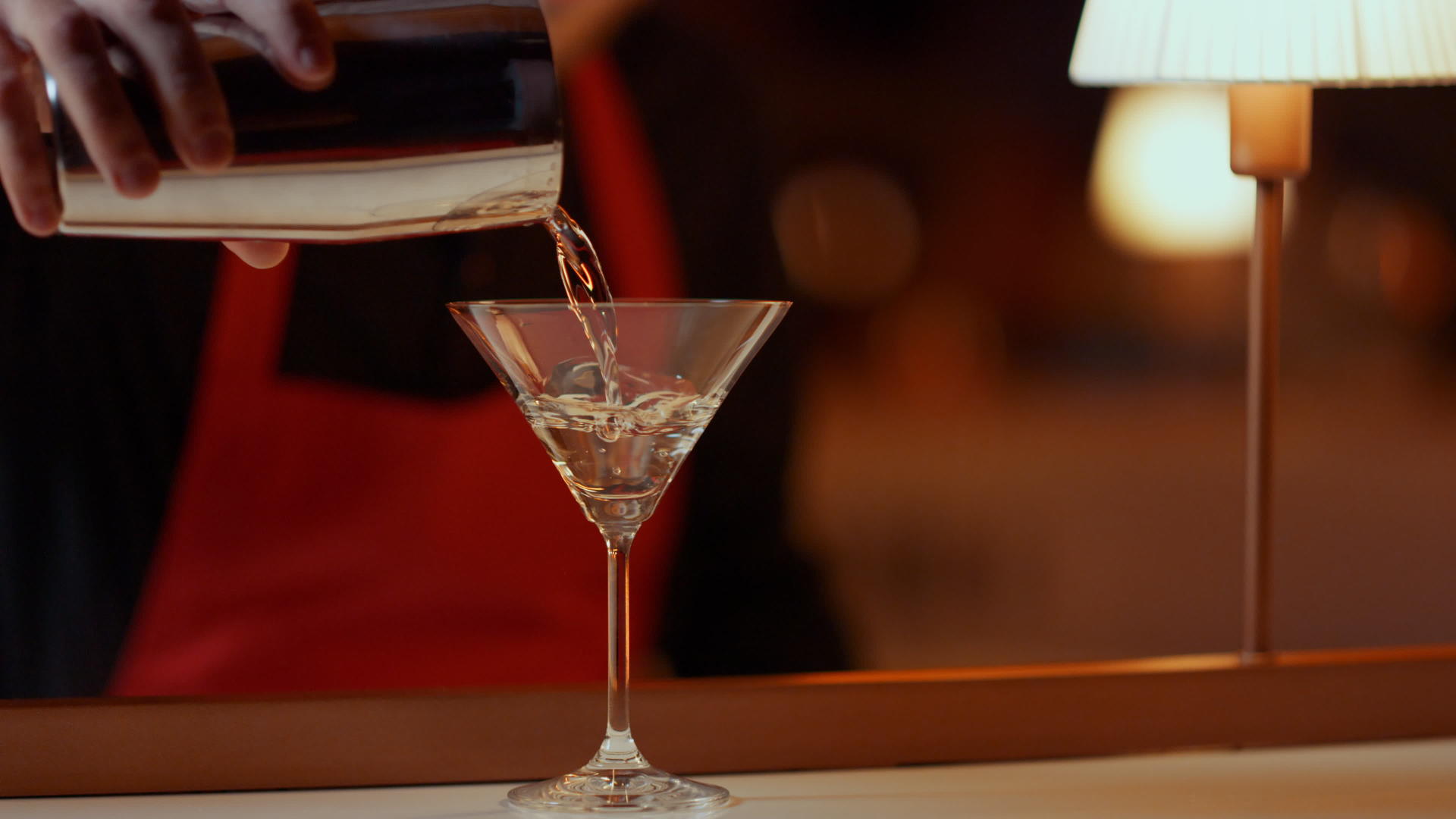 酒吧服务员从摇壶里倒马提尼酒视频的预览图