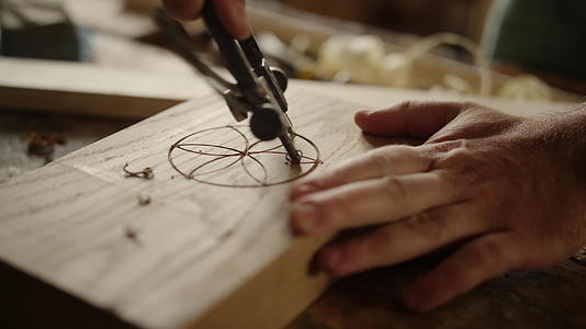 木匠使用雕刻工具视频的预览图