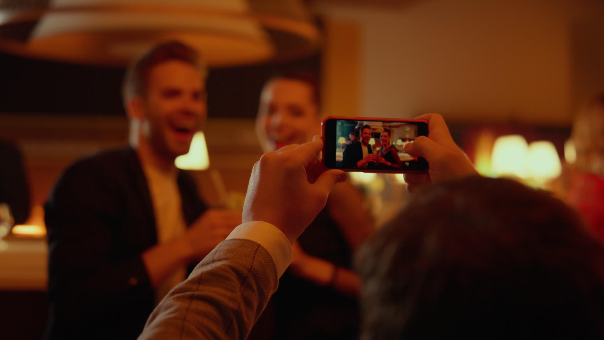 快乐的朋友用智能手机在酒吧摆姿势照片视频的预览图