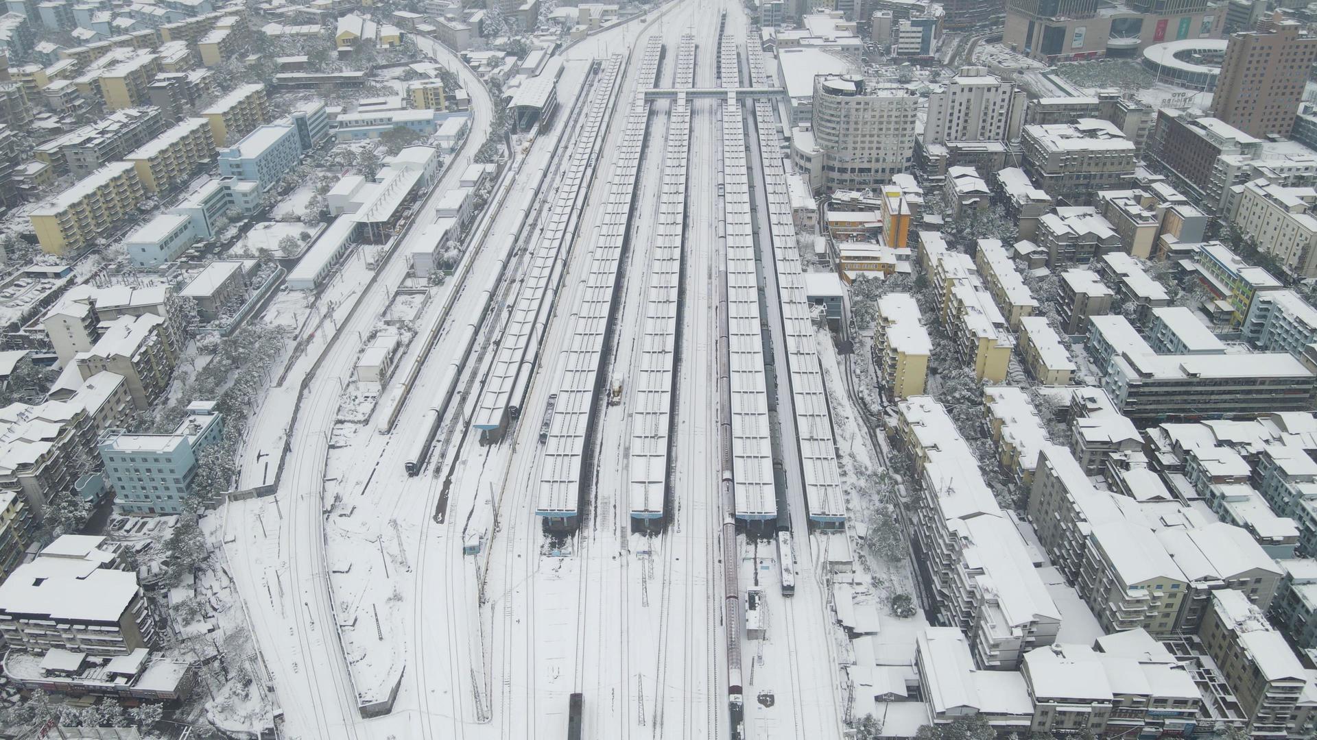 4K航拍火车站站台冬天雪景视频的预览图