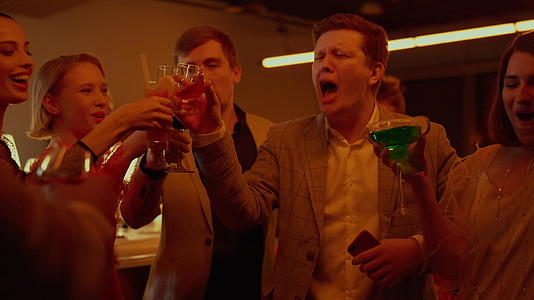 一群快乐的人在酒吧里庆祝视频的预览图