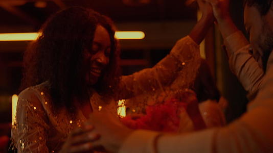 非裔美国夫妇在酒吧派对上跳舞视频的预览图