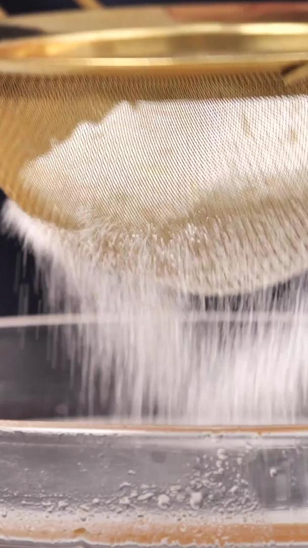 制作月饼面粉过筛视频的预览图