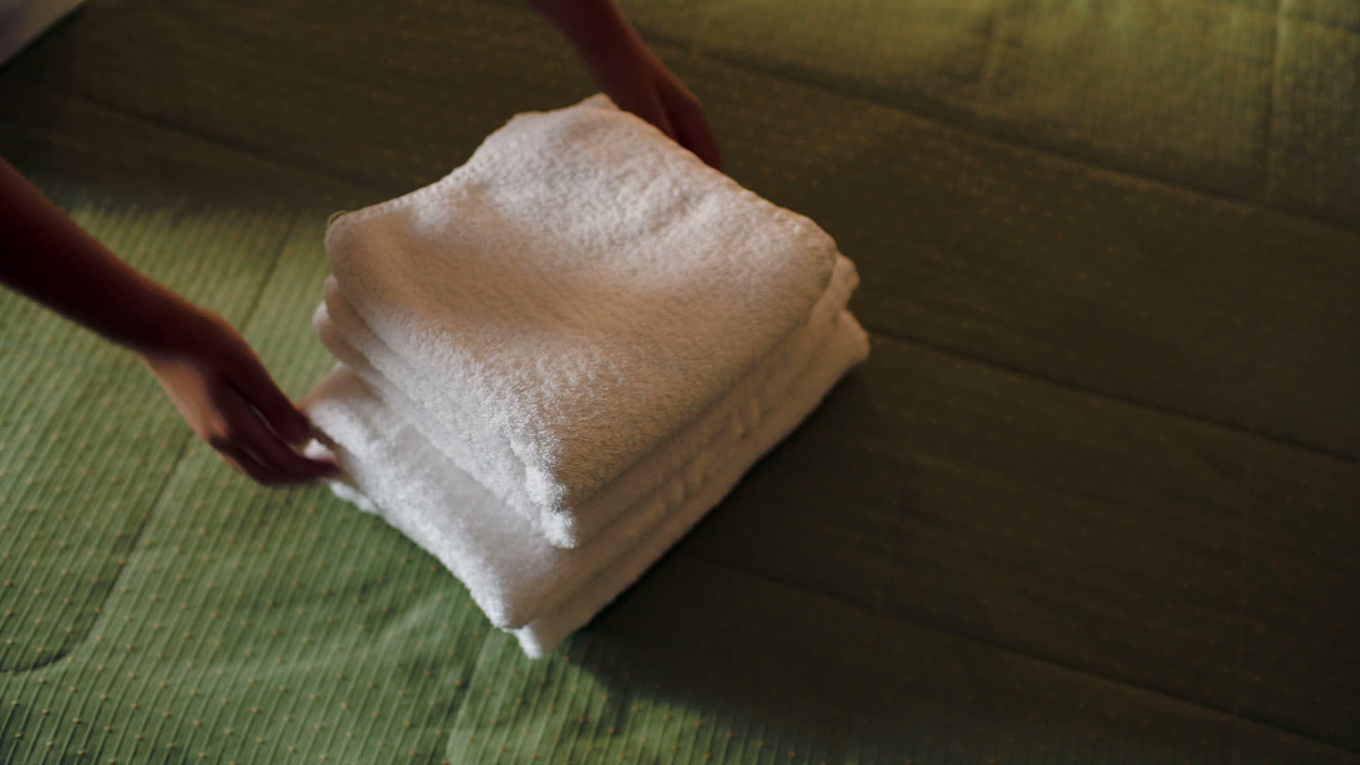 床上有一堆干净的新毛巾视频的预览图