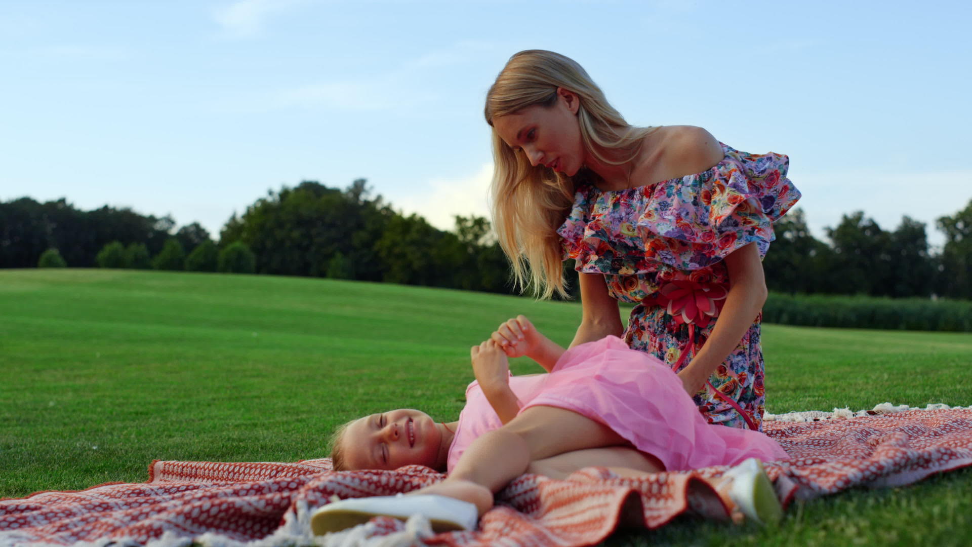 快乐的家庭在草地上玩耍母亲和女儿在户外玩得很开心视频的预览图