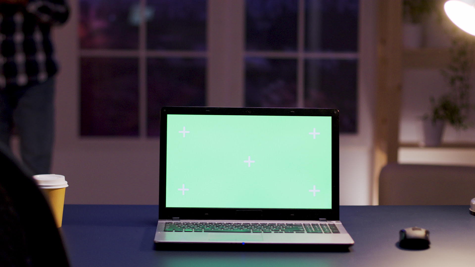 模拟绿色屏幕笔记本电脑站在主办公桌上视频的预览图